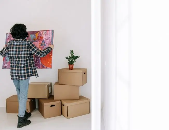 packa tavlor och konst vid flytt