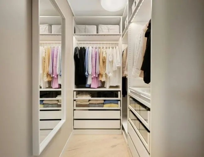 städa garderoben inför flytt