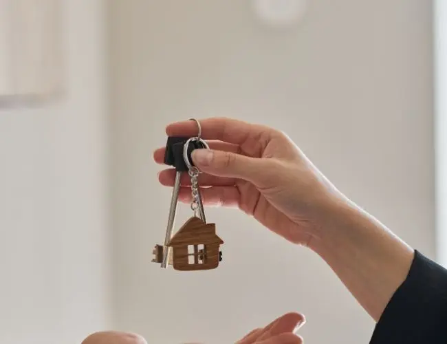 Får nycklar efter att flyttat från lägenhet till hus