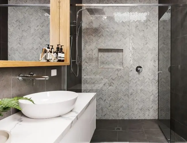 badrum med duschväggar rengöra vid flyttstädning