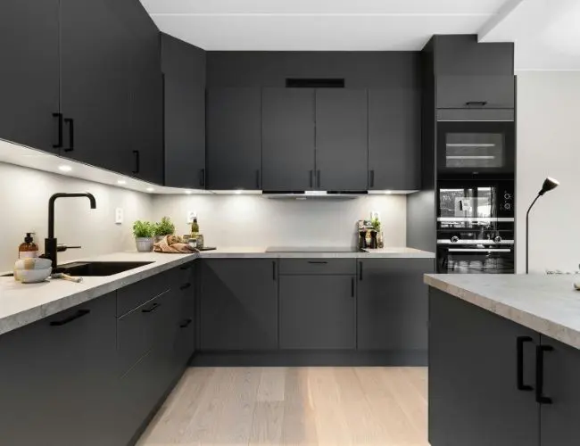 rengöra kök. Rengöra bänkskiva och rengöra köksluckor inför flytt.