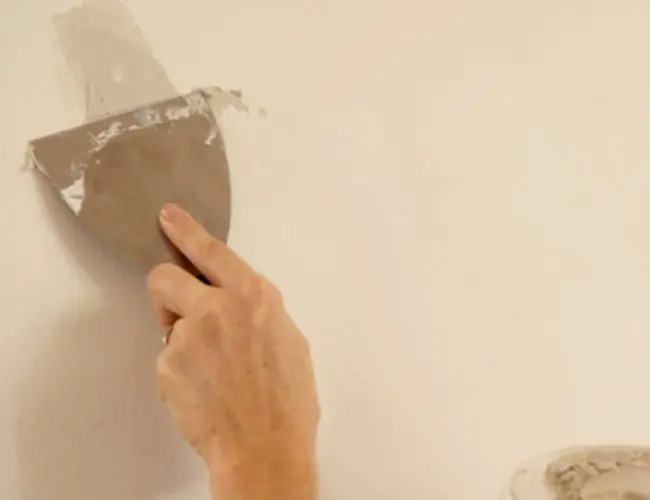 fixa hål i väggen innan flytt från bostad