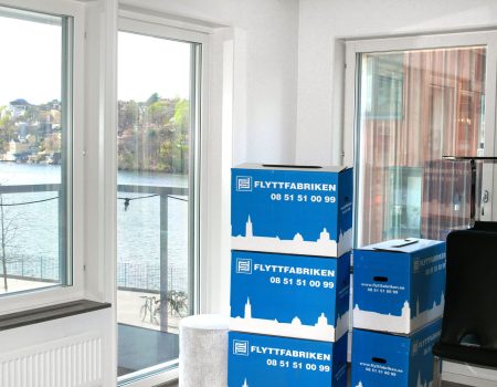 Flyttfabrikens blå flyttkartonger som du kan låna eller köpa.
